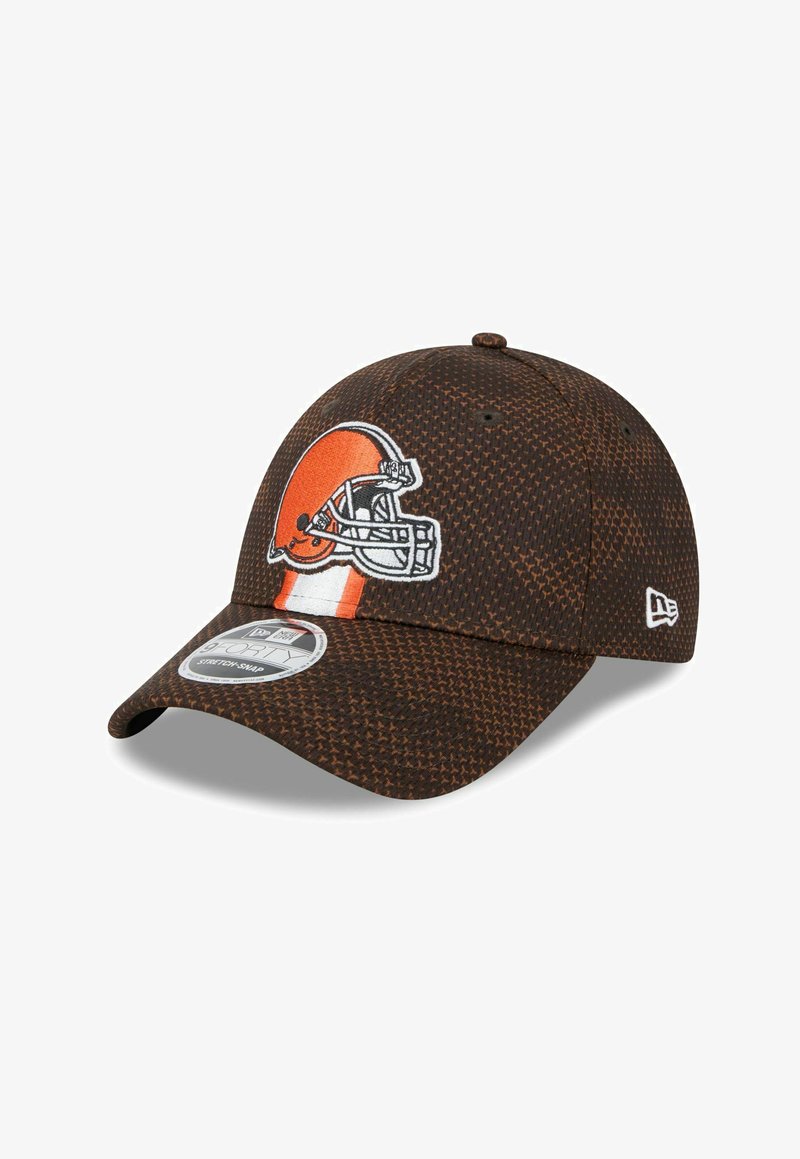 Casquette de baseball texturée marron avec un logo de casque de football orange et une bande blanche à l'avant, logo New Era sur le côté, et visière incurvée.