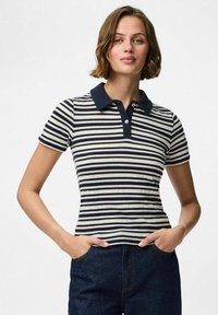 Randig polo t-shirt i marinblått och krämfärgat med krage, korta ärmar och ribbad textur. Framknäppning vid halsen.