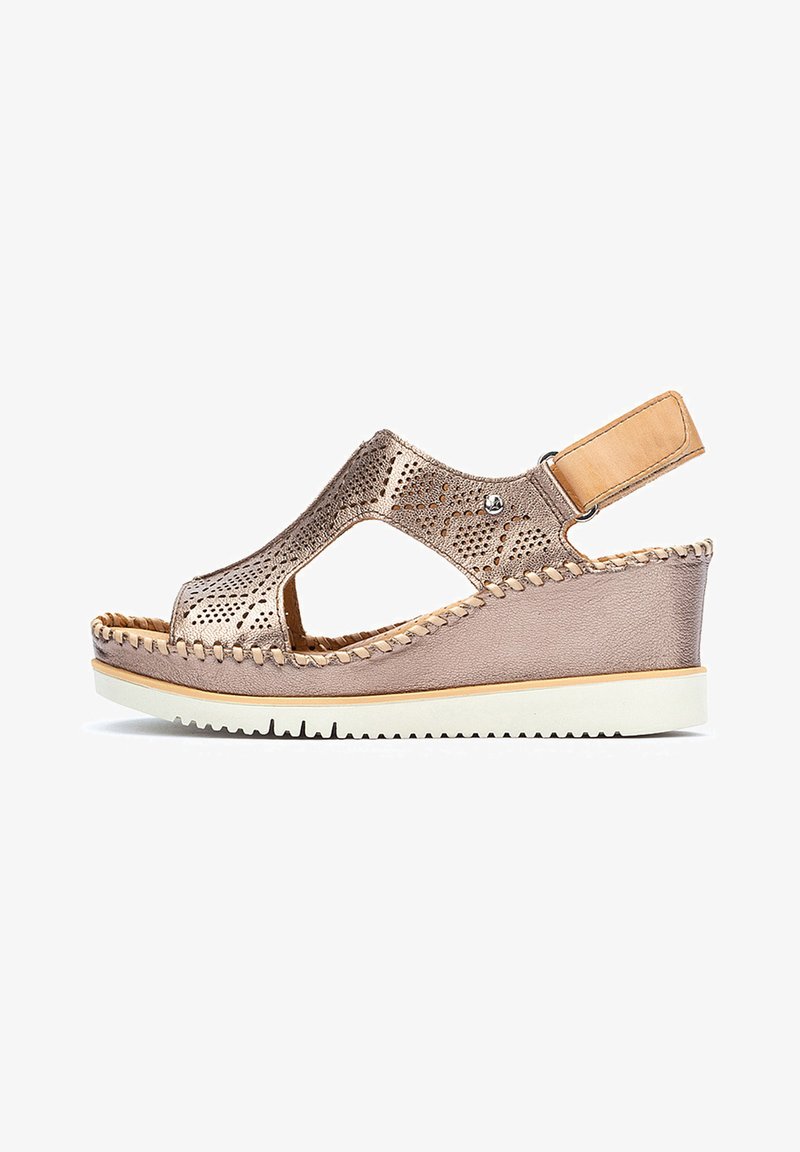 Sandalia de cuña con un empeine perforado de un metálico dorado rosa, acentos de cuero marrón y una suela de goma blanca con un diseño trenzado.