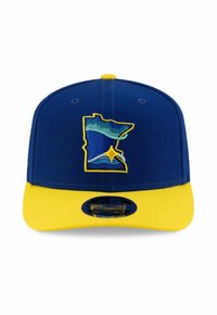 Casquette bleue avec une visière jaune. Présente un graphique brodé du Minnesota avec des vagues et une étoile. Fabriquée en tissu texturé.