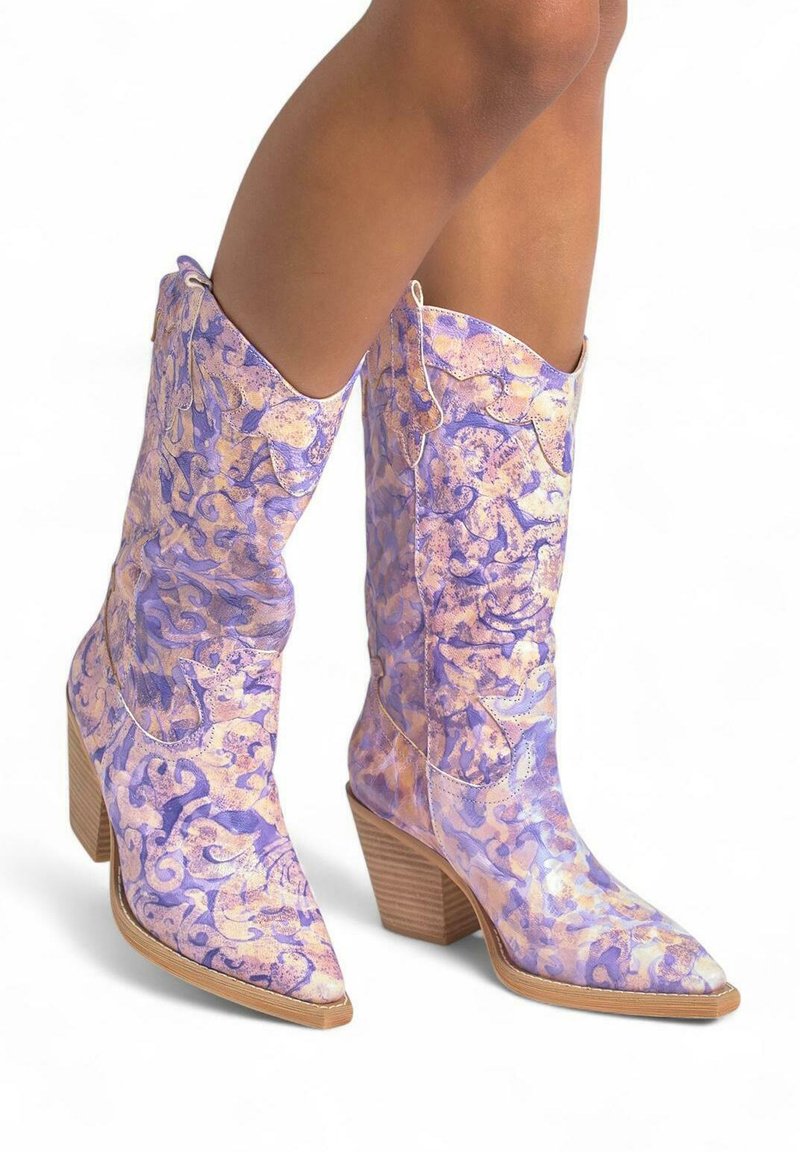 Botas de vaquero moradas y doradas con un patrón, a altura de media pantorrilla, con punta afilada y tacón apilado. Cuero texturizado con costuras decorativas.