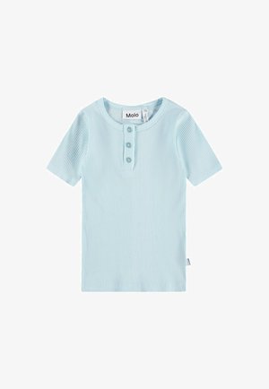 Lichtblauw geribd T-shirt met korte mouwen, een ronde hals en een drieknopsbies, gemaakt van zachte, gestructureerde stof. Label zichtbaar aan de zoom.