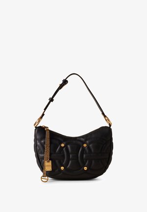 Sac à main en cuir noir de forme courbée, avec un motif matelassé et des accents en métal doré. Dispose d'une anse tressée et d'une fermeture éclair.