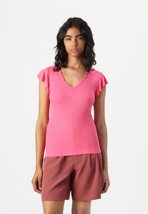 Rosa ribbet kortermet topp med v-hals og volanger, sammen med løstsittende brune shorts. Glatt tekstur med subtil stretch.