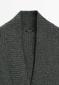Cardigan gris en maille avec un large col châle côtelé. Le tissu présente un motif texturé et comporte une étiquette indiquant "Massimo Dutti".
