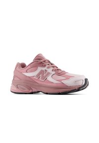 Ροζ και λευκό παπούτσι για τρέξιμο New Balance με υφή στην σόλα και κορδόνια, εμφανίζεται από το πλάι σε λευκό φόντο.