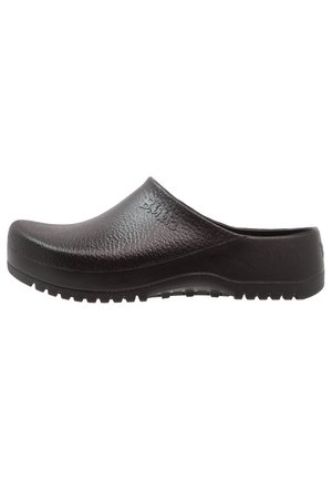 Schwarzer Clog zum Hineinschlüpfen aus strukturiertem synthetischem Material mit geschwungenem Design, ausgestattet mit einer klobigen Sohle und dezentem Logo an der Seite.