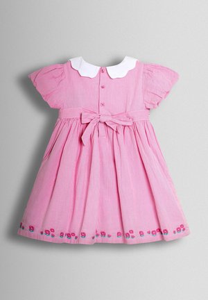 Rochie roz cu dungi, mâneci scurte bufante, guler alb, închidere cu nasturi, cordon din material în talie și broderie florală de-a lungul tivului.