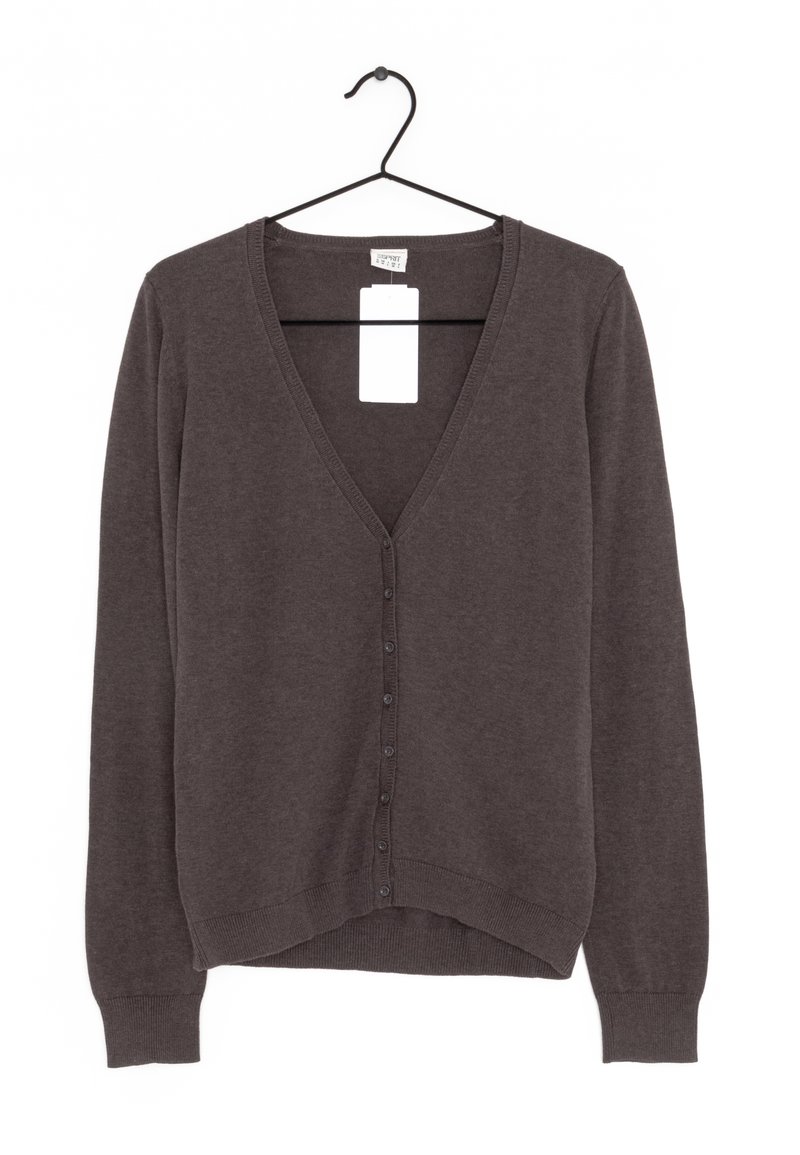 Mörkbrun cardigan med V-ringning, långa ärmar och knäppning fram. Stickad material med ribbade ärmslut och nederkant, hängande på en svart krok.