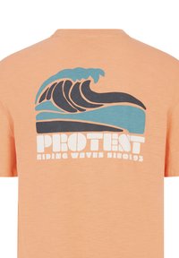 Šviesiai oranžinė medvilninė marškinė, su mėlynos bangos grafika ir baltais užrašais "PROTEST RIDING WAVES SINCE 1993" ant nugaros.