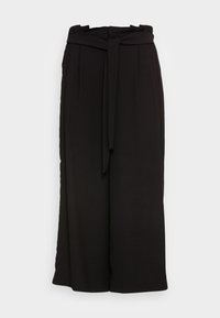 Pantalon noir à jambes larges avec une ceinture nouée à la taille. Fabriqué en tissu doux, présentant une texture lisse et une coupe fluide.