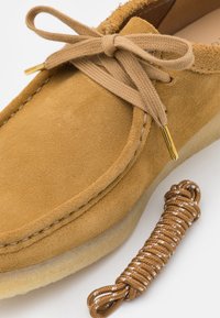 Clarks Originals WALLABEE - Sapatos de atacadores - brown