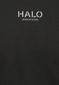 Czarna tkanina z białymi literami "HALO" napisanymi wielkimi literami, z numerami "196819721981" poniżej. Gładka faktura, minimalistyczny design.