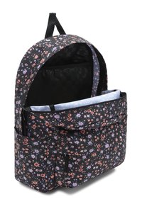 Mochila negra con flores moradas y rosas. Cuenta con un compartimento principal con cremallera, un bolsillo exterior y un asa en la parte superior para llevarla.