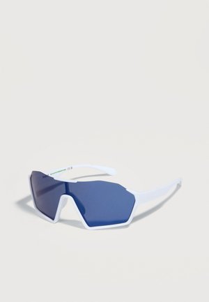 Sportliche Sonnenbrille mit weißem Rahmen und großen, kantigen dunkelblauen Gläsern, die auf einer hellen Oberfläche liegen.