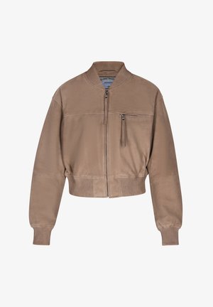 Brązowa, krótka bomberka wykonana z gładkiego materiału, z ribbowanym kołnierzem, mankietami oraz zamykaną na zamek kieszenią na klatce piersiowej dla bezpiecznego przechowywania.