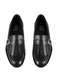 Schwarze Leder-Slipper mit einem Fransen-Design an der Vorderseite, verziert mit einer kleinen metallischen Schnalle. Glatte Textur, abgerundete Zehenform.