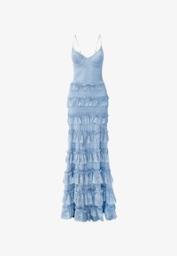 Vestido maxi azul claro con un corsé ajustado, tirantes finos y volantes en cascada a lo largo de la falda, con patrones texturizados en forma de olas.