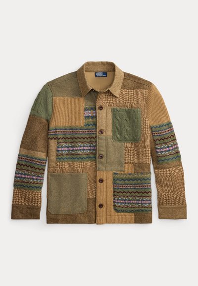 Ζακέτα πλεκτή με παζλ και μικτά σχέδια σε τόνους πράσινου, καφέ και μπεζ, με κουμπιά και δύο μπροστινές τσέπες.