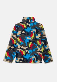Fleece pulóver s vysokým golierom, s multicolor kamuflážnym vzorom v modrej, zelenej, červenej a čiernej farbe na pieskovom pozadí.