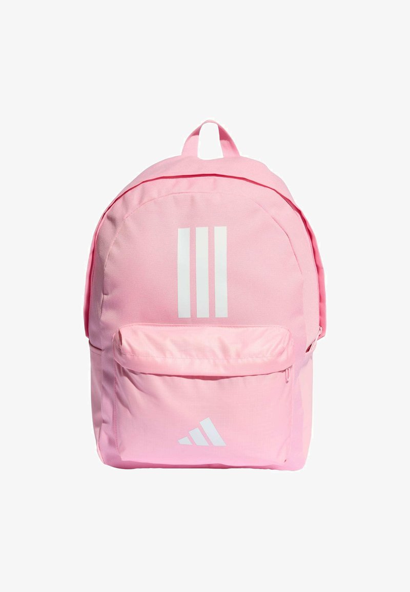 Różowy plecak z tkaniny z białym wzorem w trzy paski, przednia kieszeń na zamek błyskawiczny oraz szczegóły logo. Zaokrąglony kształt z uchwytem na górze.