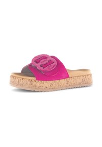 Roze slipper sandalen met een grote decoratieve gesp, een kurk-textuur platformzool en een glad voetbed. Rond ontwerp en open teen design.