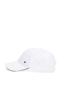 Witte baseballpet van stof met een gebogen klep, voorzien van een klein logo in het rood, wit en blauw aan de voorkant links.