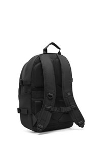 Fekete hátizsák párnázott, hálós hátsó résszel, állítható pántokkal, oldalszíjakkal és sima anyagú felülettel. Egyszerű dizájn, látható minták nélkül.