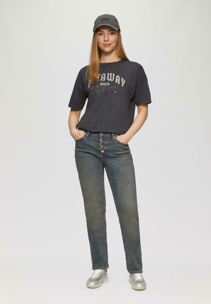 QS CATIE TAILLE MI-HAUTE BRAGUETTE BOUTONNÉE Slim fit jeans