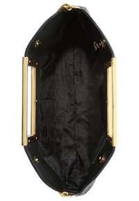 Bolso de mano de cuero negro con herrajes en tono dorado, forma rectangular y un interior de tela negra texturizada con un sutil patrón.