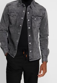 Tigha Overhemd - black