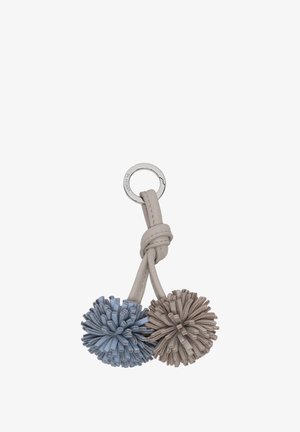 Portachiavi con due pompon di pelle, uno blu e uno beige, attaccati a una cinghia beige annodata e un anello di metallo argentato.
