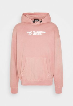 Roze hoodie met capuchon en voorzak, met witte tekst "THE ILLUSION OF BEING" over de borst, afgebeeld op een witte achtergrond.