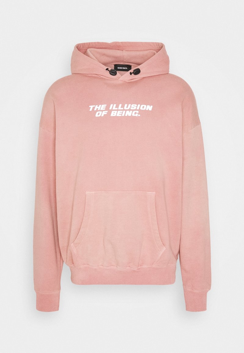 Sweat à capuche rose avec poche avant et texte blanc "THE ILLUSION OF BEING" sur la poitrine, présenté sur un fond blanc.