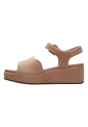 Beige suède vrouwen wedge sandaal met open teen, verstelbare enkelband en zwarte buitenzool.