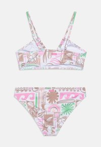 Bikini-set, joka sisältää värikkäitä kuvioita vaaleanpunaisessa, vihreässä ja ruskeassa valkoisella taustalla; mukana bralette-yksityiskohta ja alaosa.