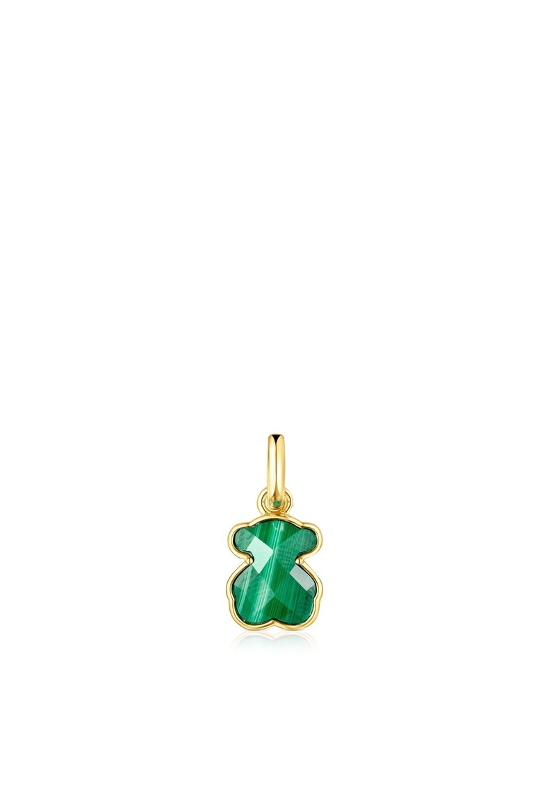 Colgante de gema verde en forma de oso con marco dorado, facetado y pulido, y un lazo para sujetarlo a un collar.