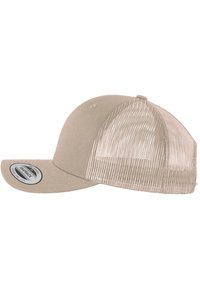 Cappello da baseball beige con parte frontale solida e retro in rete. Presenta una corona tondeggiante e un visiera curva. Include un adesivo per la taglia sulla visiera.