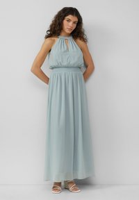 Helles blaues Maxikleid mit Halsband und Schlüsselloch-Ausschnitt, tailliert und mit schwingendem Rock; aus weichem Stoff gefertigt und mit glatter Textur.