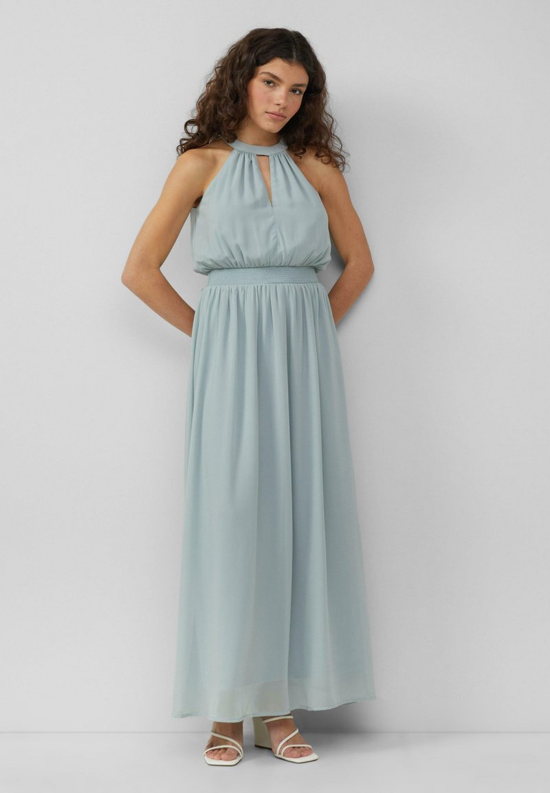 Helles blaues Maxikleid mit Halsband und Schlüsselloch-Ausschnitt, tailliert und mit schwingendem Rock; aus weichem Stoff gefertigt und mit glatter Textur.