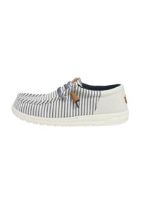 Scarpa slip-on in tela con righe blu navy e bianche, punta rotonda, suola bianca maculata e un nodo decorativo con un accento in pelle naturale.