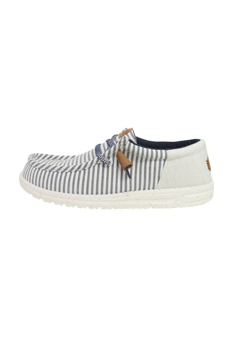 Scarpa slip-on in tela con righe blu navy e bianche, punta rotonda, suola bianca maculata e un nodo decorativo con un accento in pelle naturale.