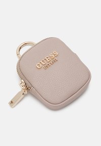 Porte-monnaie texturé gris avec quincaillerie dorée, comportant une fermeture zip et un attache-clés ; logo embossé "GUESS EST. 1981".