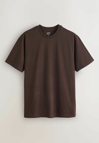 T-shirt marron en coton avec un col rond, manches courtes et un ourlet droit. Texture lisse, design simple, sans motifs ni imprimés.