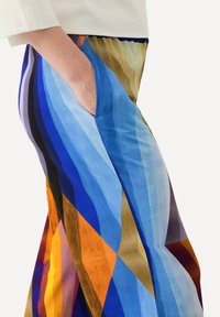 Multikleurige broek met brede pijpen, voorzien van horizontale strepen in tinten blauw, oranje en paars, met een zijzak en een gladde stofstructuur.