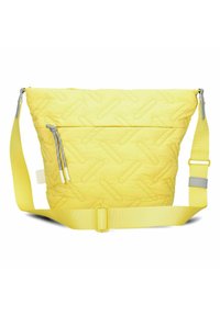 Bolso de hombro acolchado amarillo con forma triangular. Presenta un zipper gris y una correa ajustable, con un patrón de superficie texturizado.