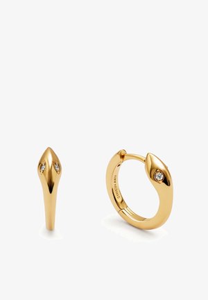 Pendiente de aro de oro inspirado en un diseño de serpiente, con extremos puntiagudos y dos pequeñas gemas. Superficie lisa con un acabado reflectante.