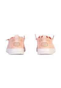 Sneaker rosa chiaro in tela testurizzata, con targhetta per il pollice e suola in gomma bianca. Pannello con logo "HEY DUDE" sul retro. Design con lacci.