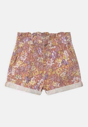 Szorty z wysokim stanem z falbaną na pasku, kwiatowy wzór w pastelowym różu, żółci i fioletu, z podwiniętym dołem na białym tle.