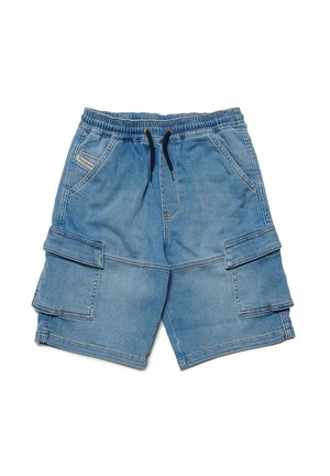 Bermuda cargo in denim azzurro chiaro con vita elastica, cordoncino nero, due tasche anteriori e due tasche laterali con flap.